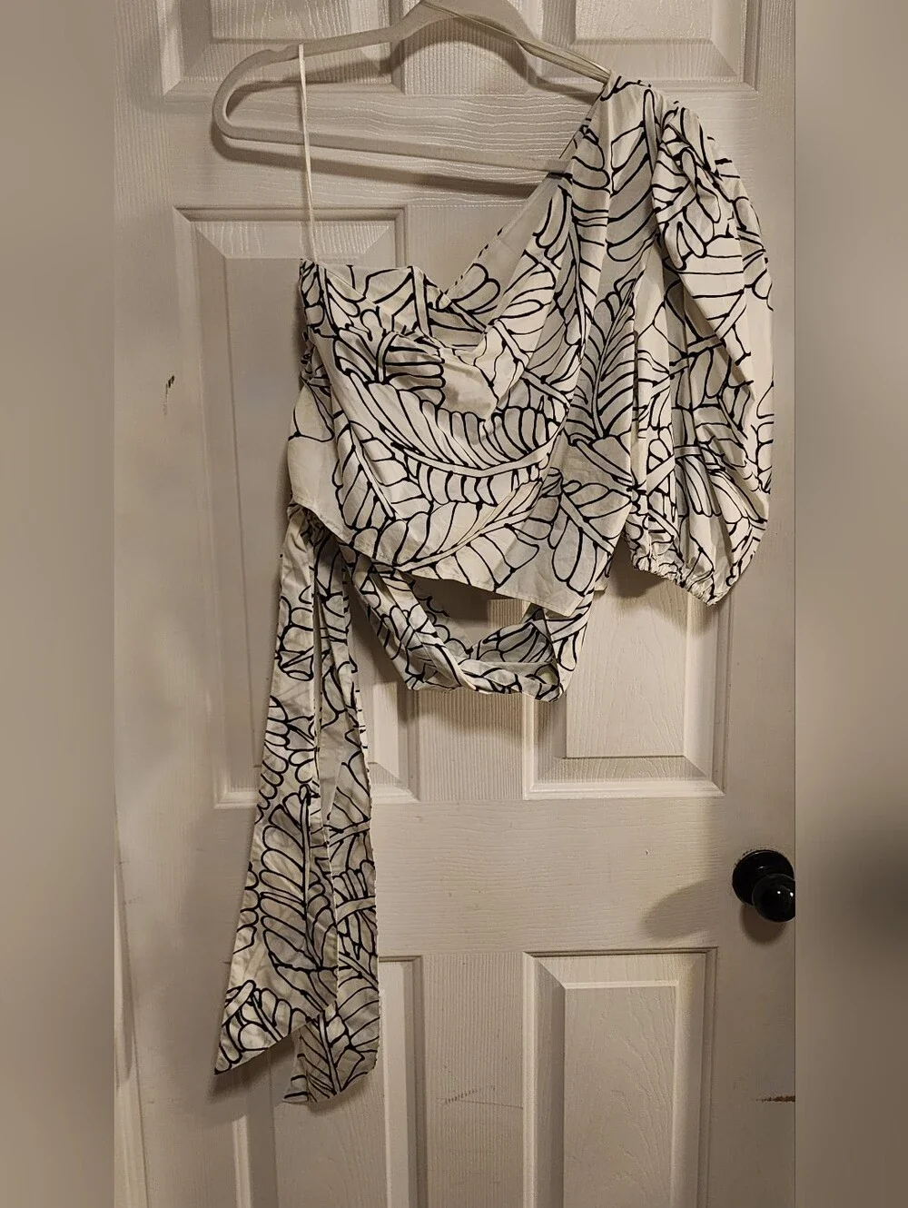 Fe Noel x Target NWT One-Shoulder Black & White Leaf-Print Tie Front Crop Top - Picture 7 of 8
